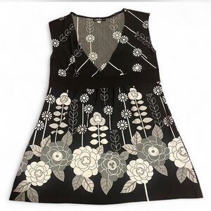 Floral Black and White Sleeveless blouse